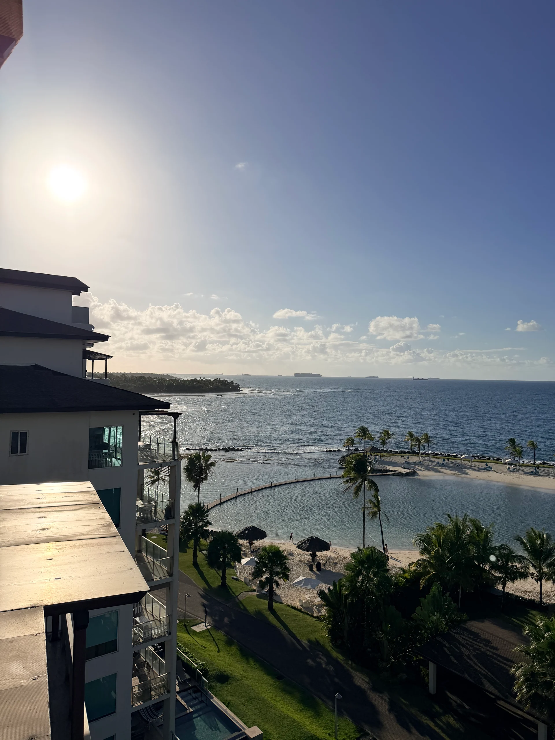 Vue panoramique époustouflante de Playa Escondida, Panama, mettant en vedette une plage immaculée, des eaux turquoise et une architecture de centre de villégiature moderne baignée de la chaude lueur du coucher de soleil. L'image met en valeur le luxe et la tranquillité de ce paradis côtier.